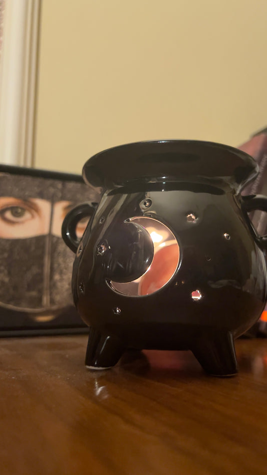 Witch cauldron oil burner