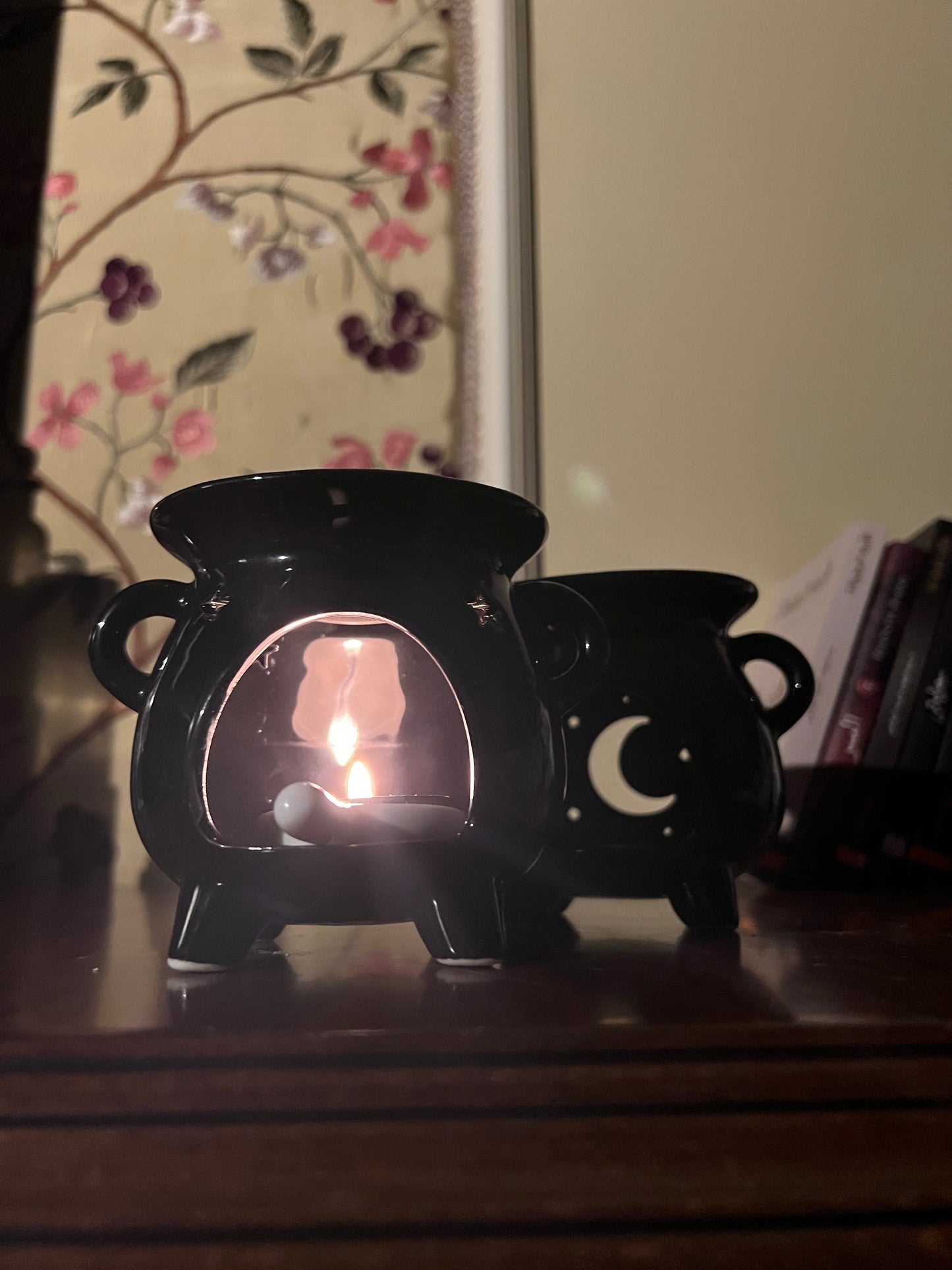 Witch cauldron oil burner