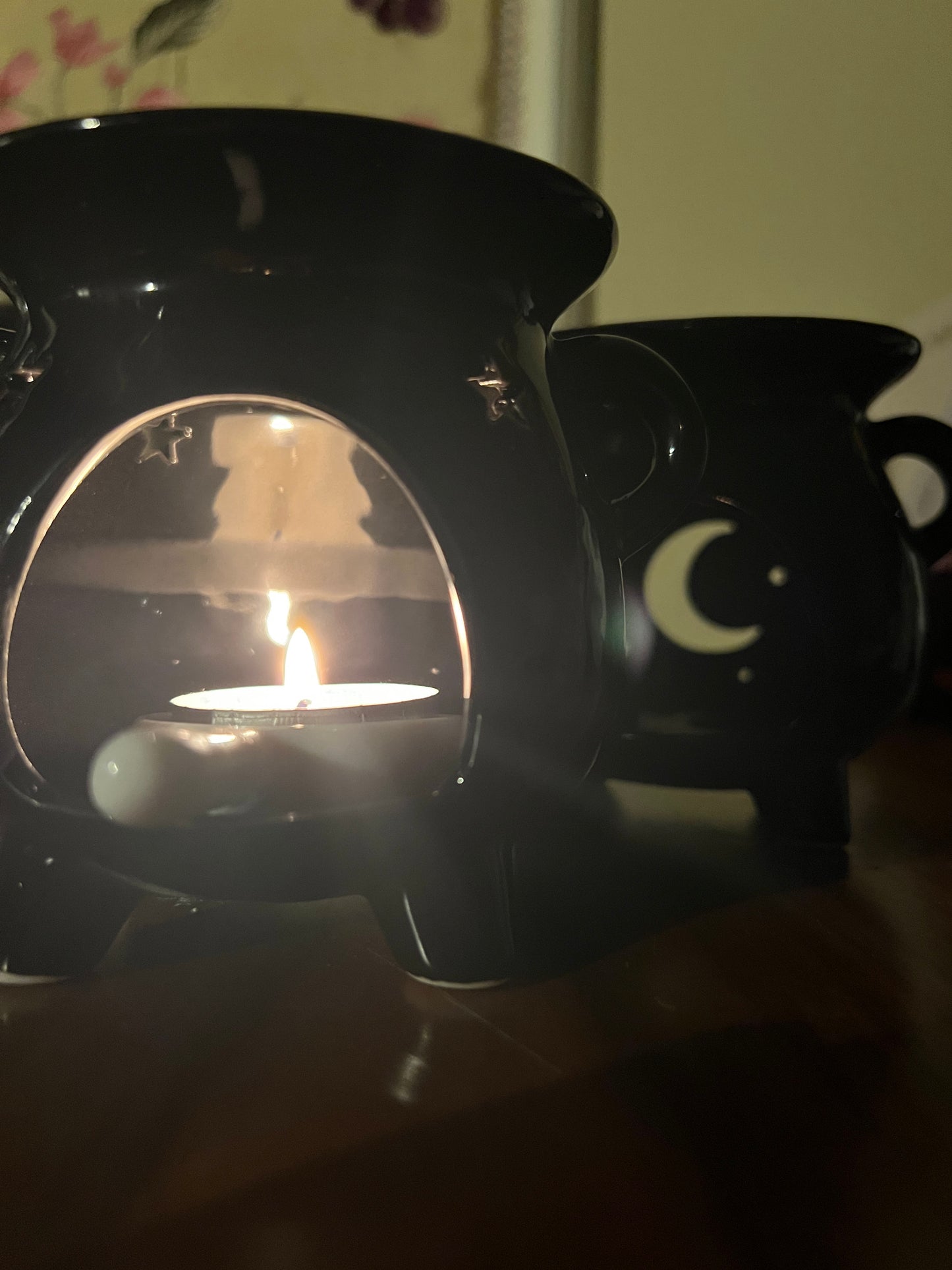 Witch cauldron oil burner